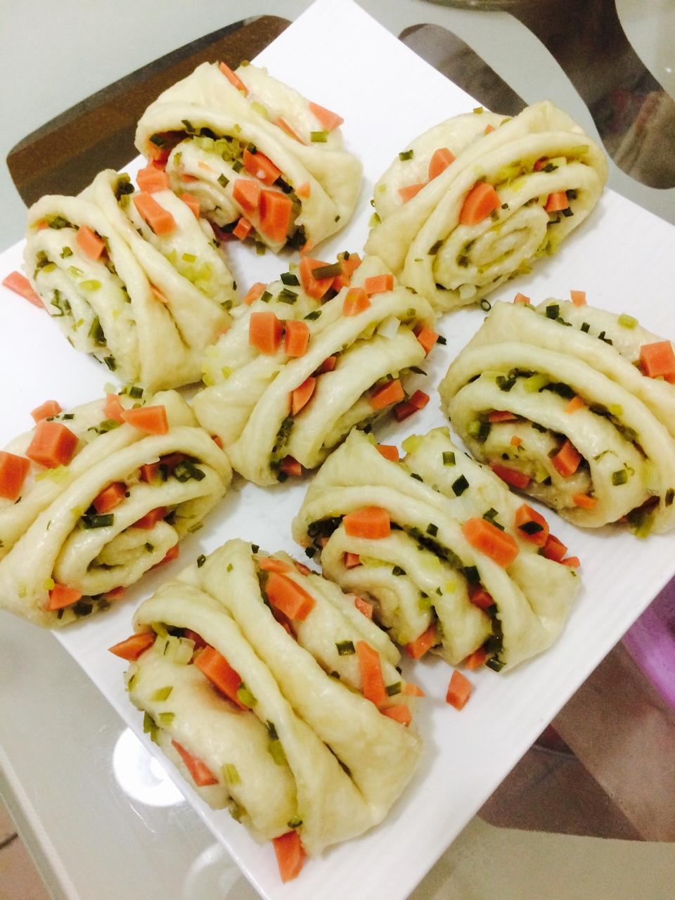 爱吃甜食和蔬菜做的最好吃的火腿葱香花卷—附让葱不变黄的小窍门