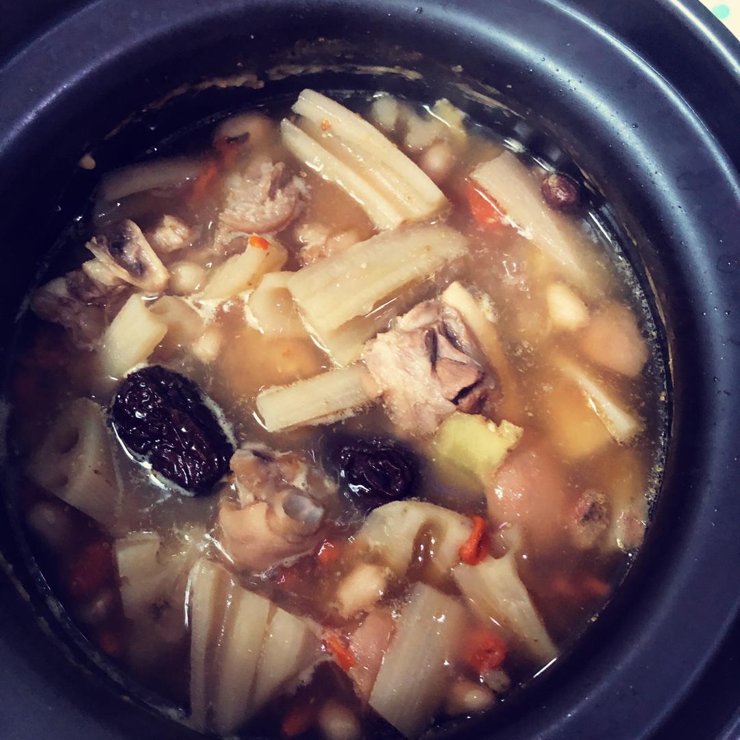 猪蹄莲藕花生汤