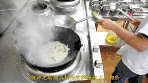 厨师长教你：“大蒜烧肚条”的家常做法，味道鲜美下饭先收藏起来的做法 步骤28