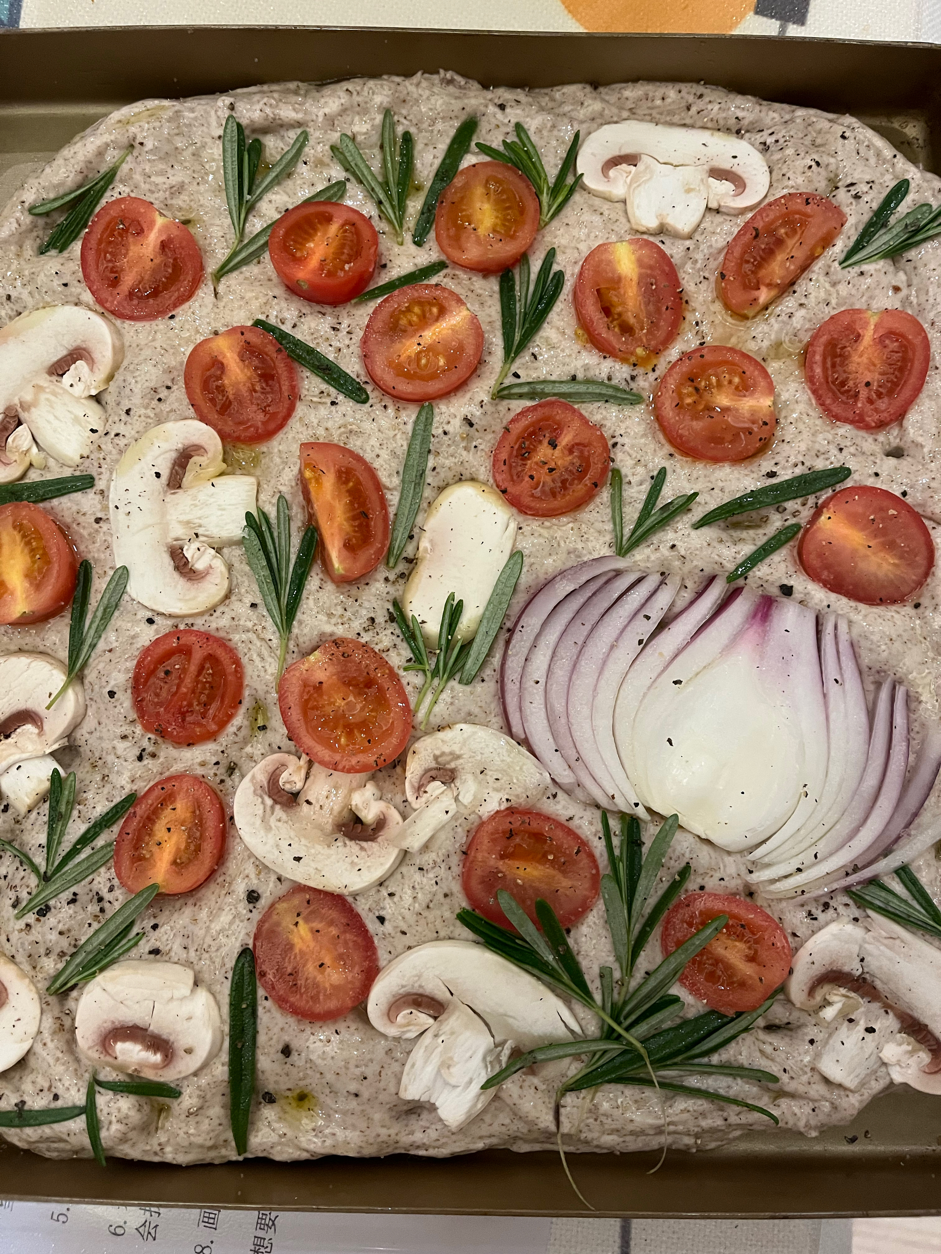 迷迭香番茄青豆佛卡夏Focaccia layered with rosemary tomatoes&peas——北鼎烤箱食谱