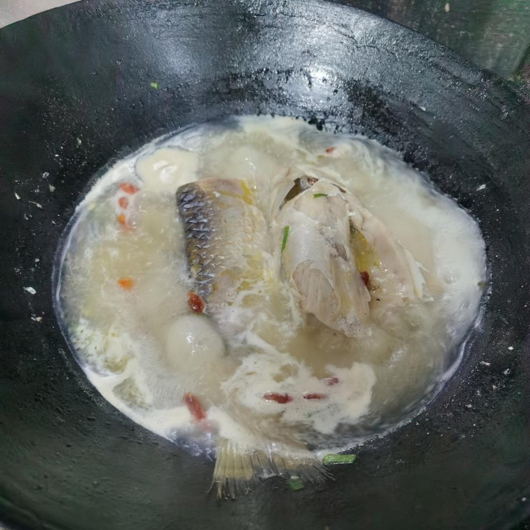 这样做的鲫鱼汤超好喝，奶白奶白的