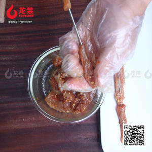 【烧烤食谱】烤猪肉串的做法 步骤4