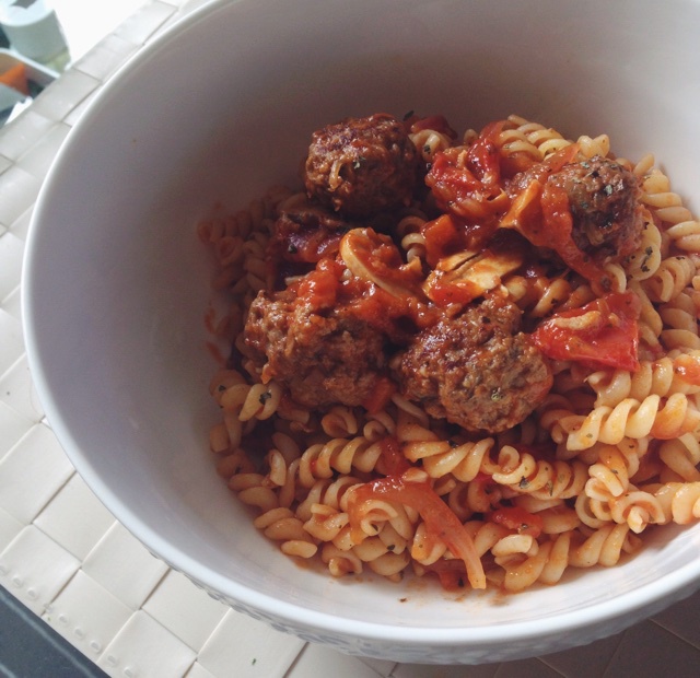 小家庭版意大利面酱辣牛肉丸鲜茄面