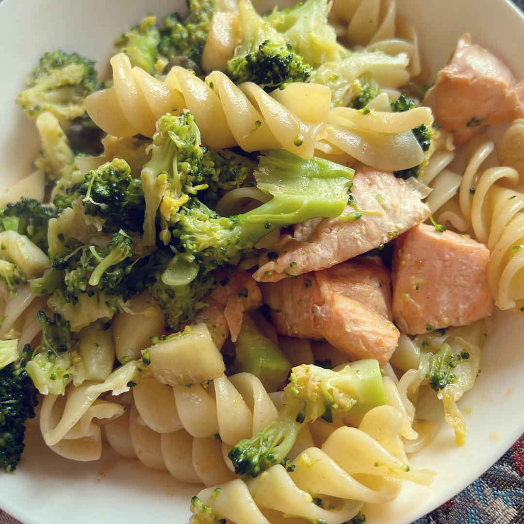 三文鱼西兰花意面