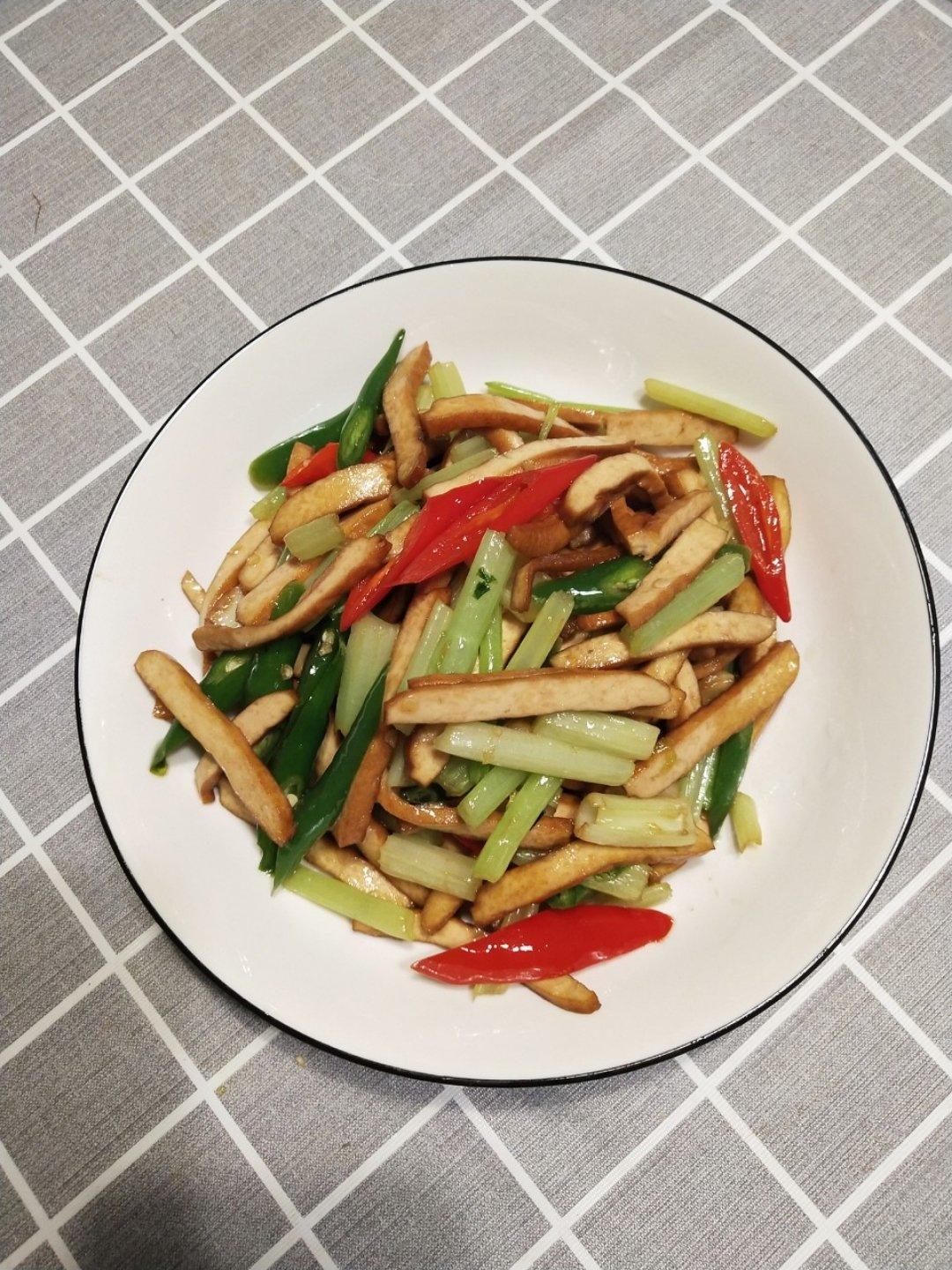 素菜：芹菜炒豆腐干