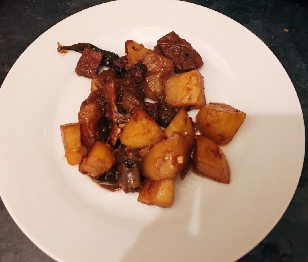 红烧土豆猪肉的做法