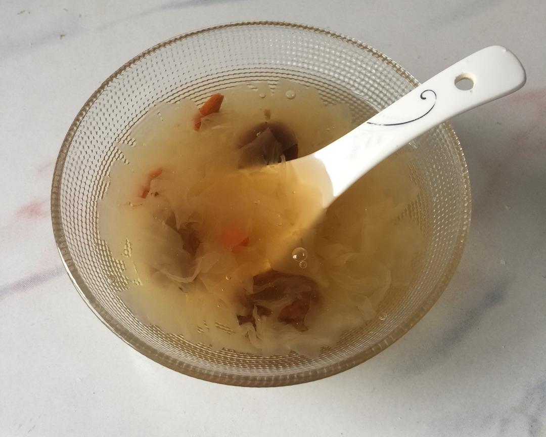 用高压锅做出好喝的银耳红枣枸杞粥的做法
