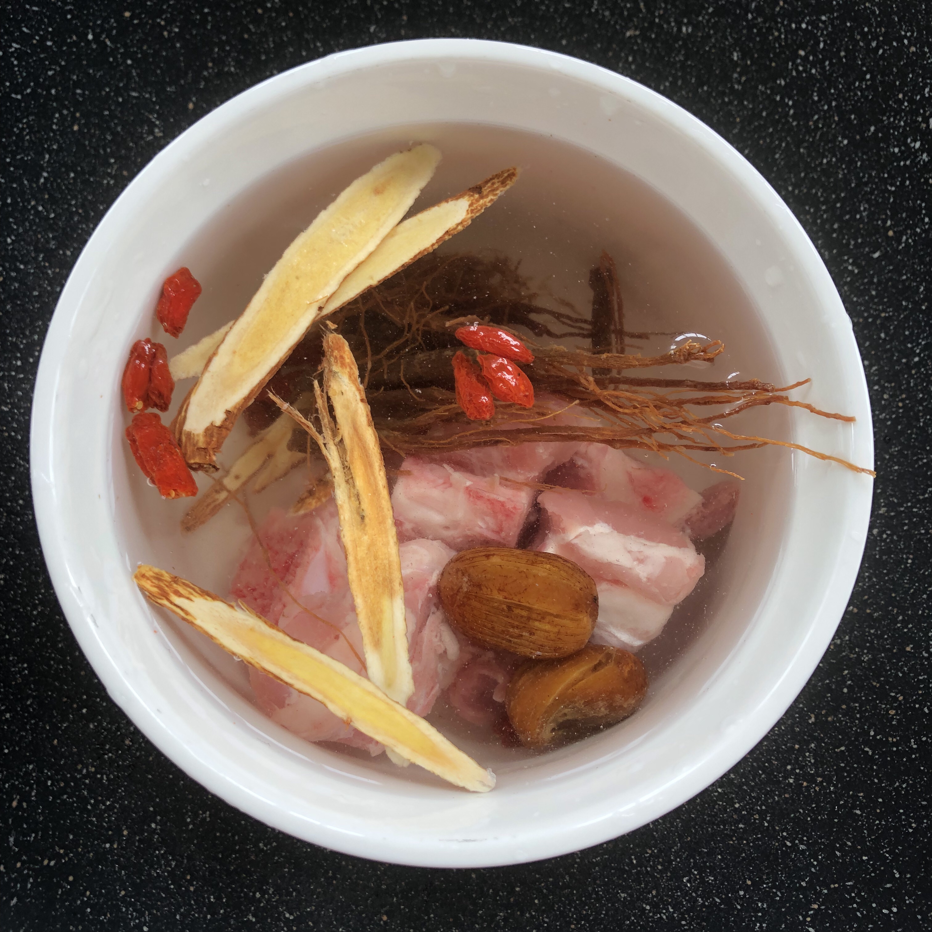 红参北芪猪骨汤的做法 步骤1