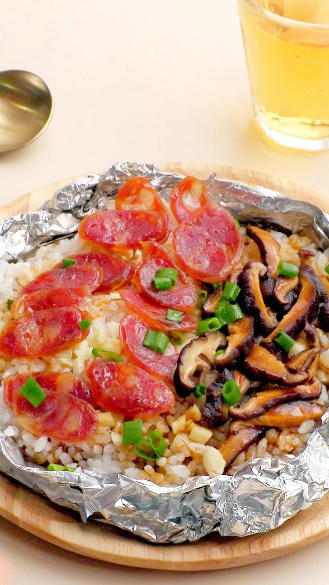 腊肠菌菇焖饭的做法