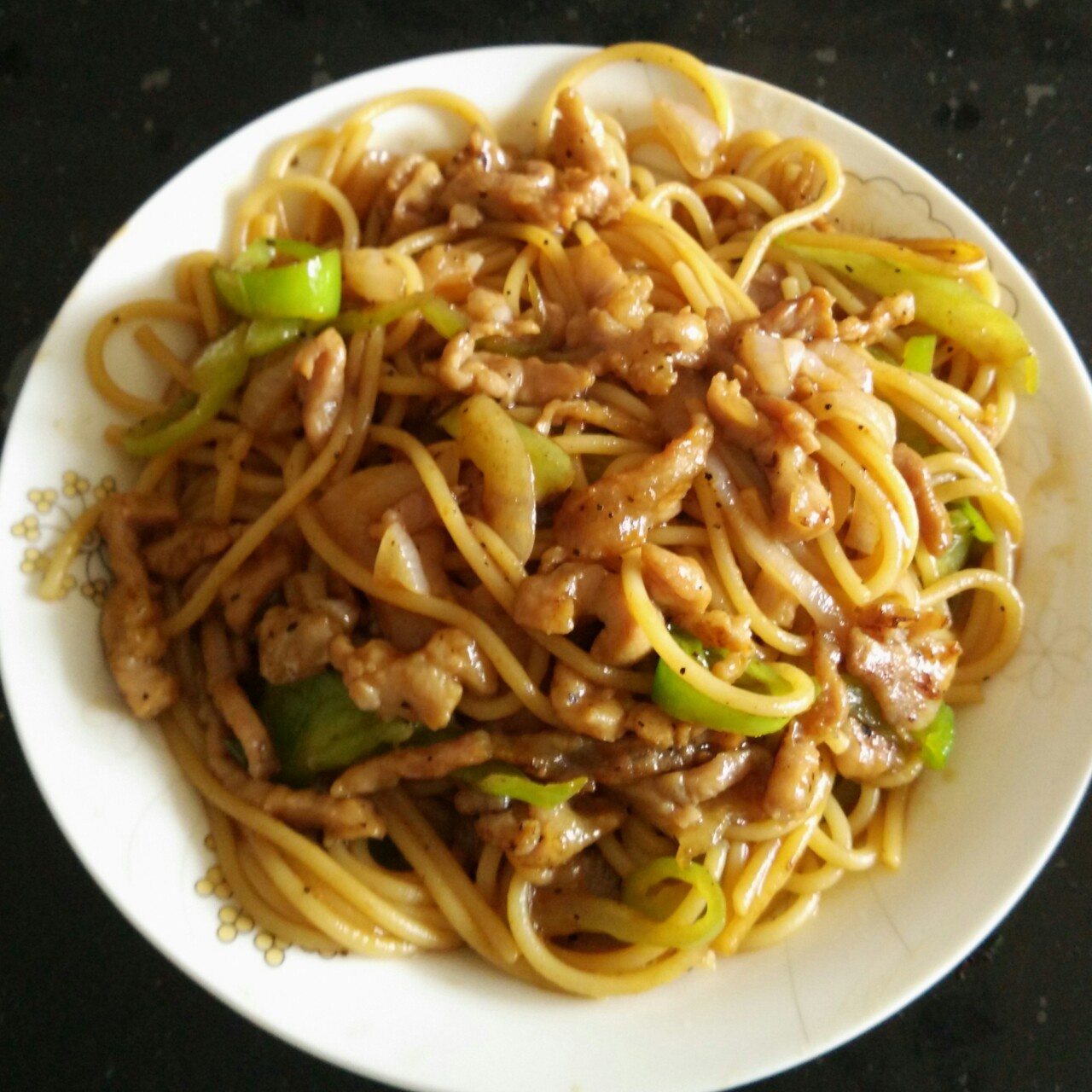 黑椒牛柳炒意面