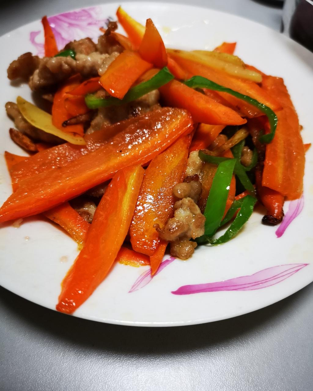 超下饭的青椒胡萝丝炒肉