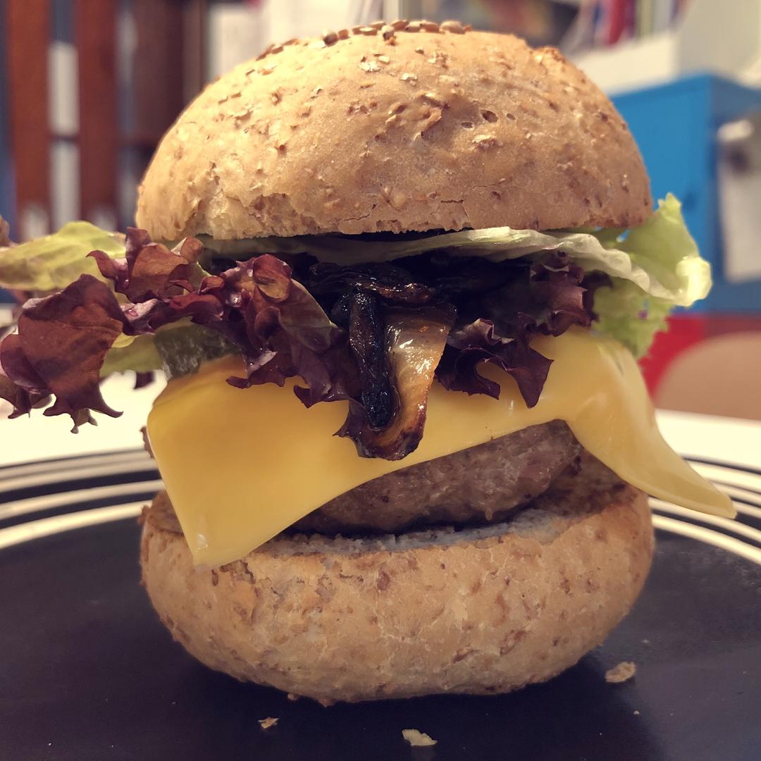 洋葱牛肉汉堡 Beef Hamburger with Fried Onions