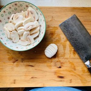 家常菜 口蘑炒肉的做法 步骤2