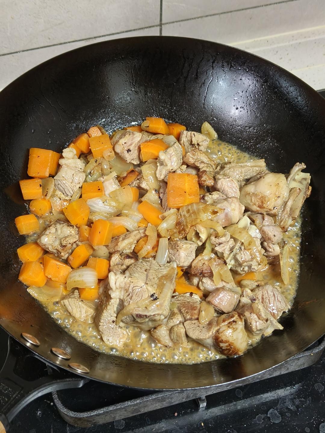 新疆羊肉手抓饭