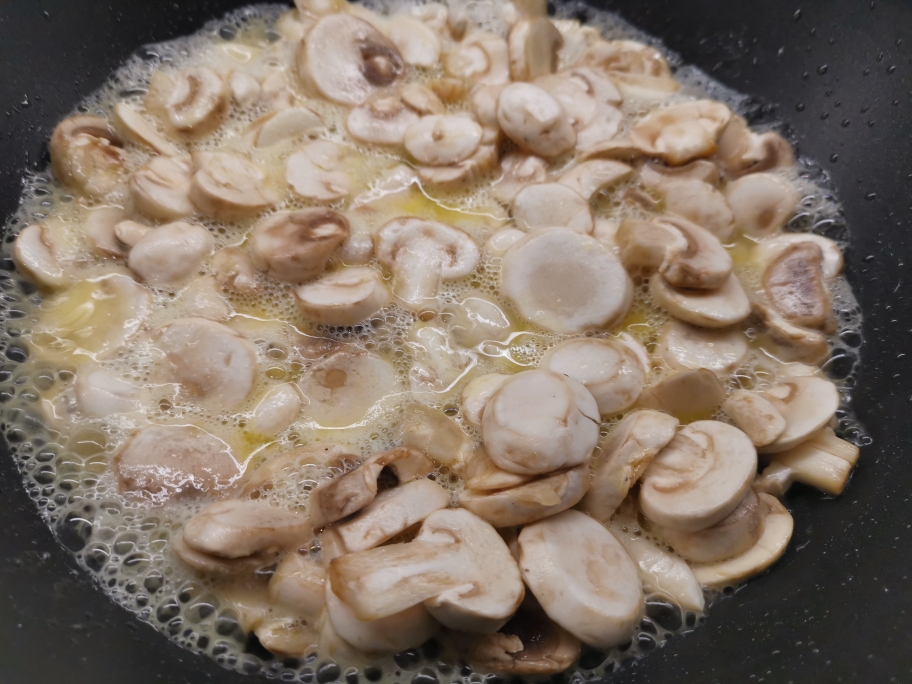 超级快手菜/厨房小白福音·零失败黄油蘑菇的做法 步骤1