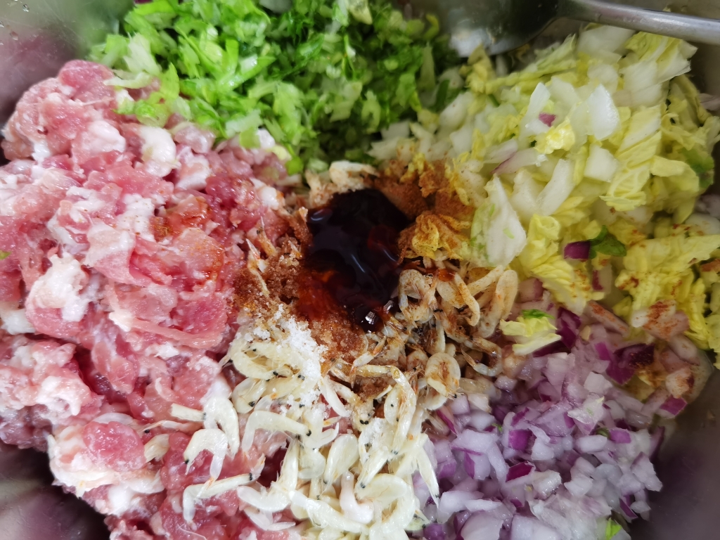 水饺 | 白菜虾皮猪肉饺子 超鲜的馅料配方的做法 步骤2