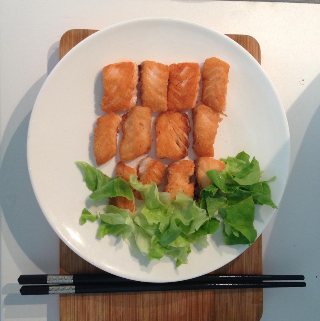 煎三文鱼（最朴素，脆皮好吃不浪费～）