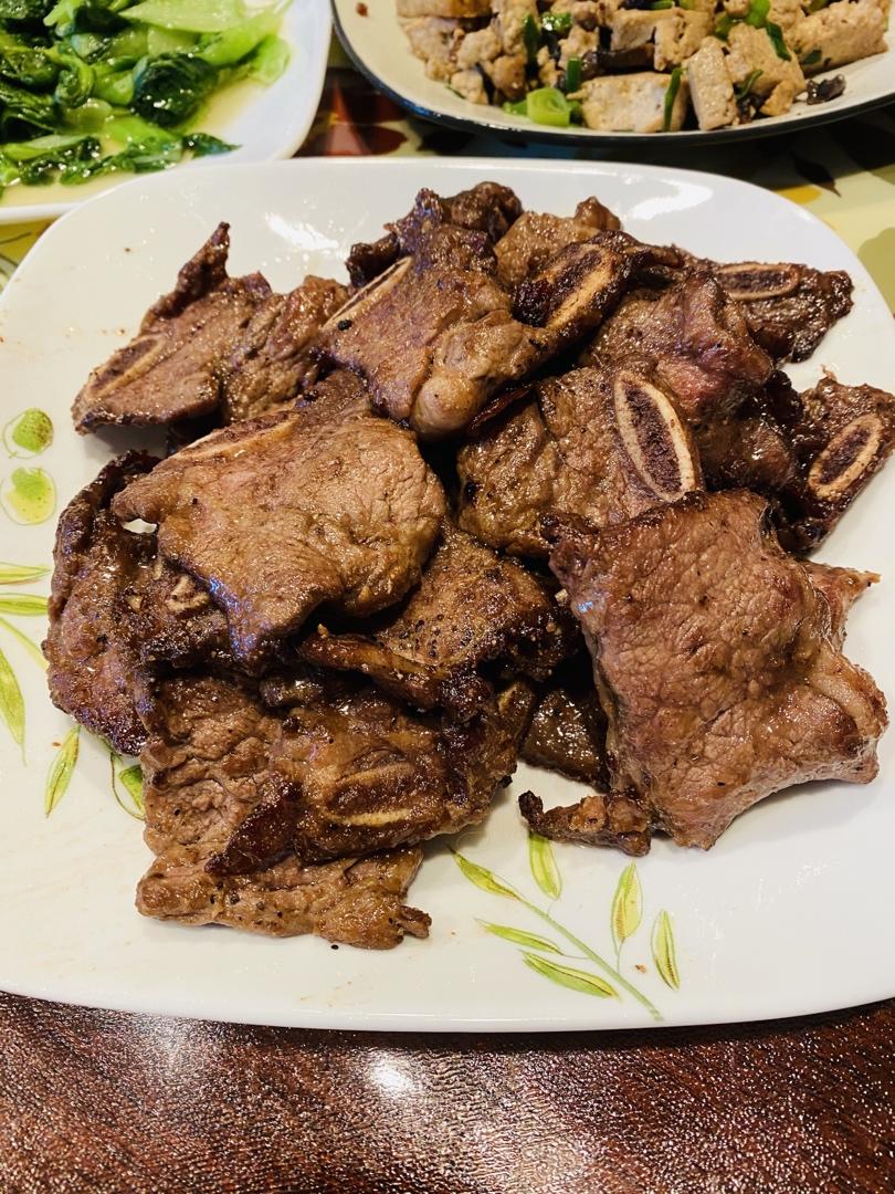 港式大排檔小菜，惹味黑椒牛仔骨