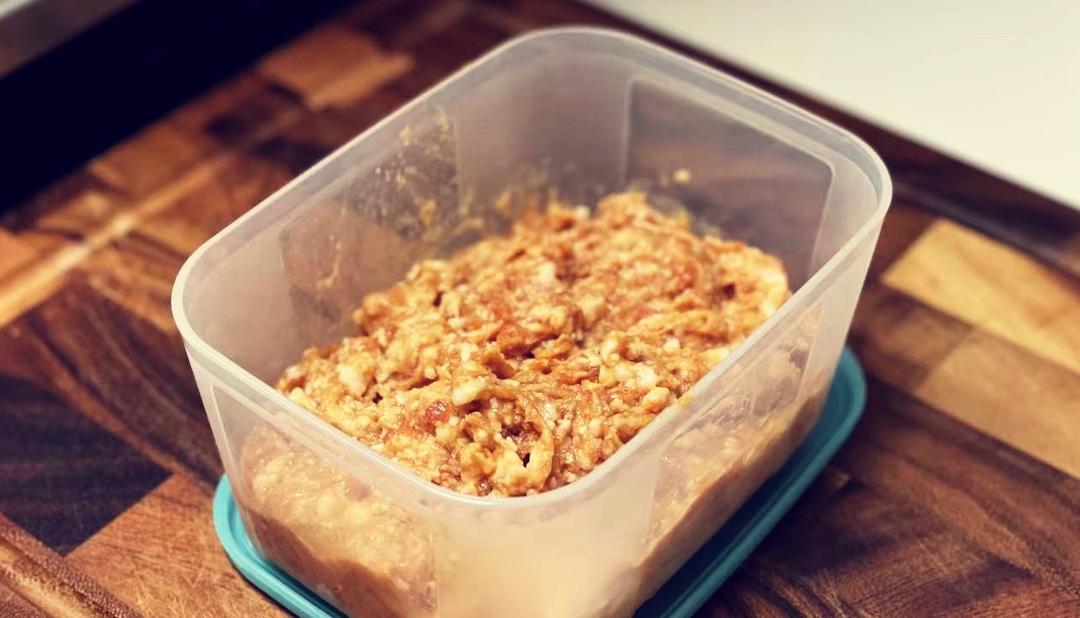 小美～打肉拌馅的做法