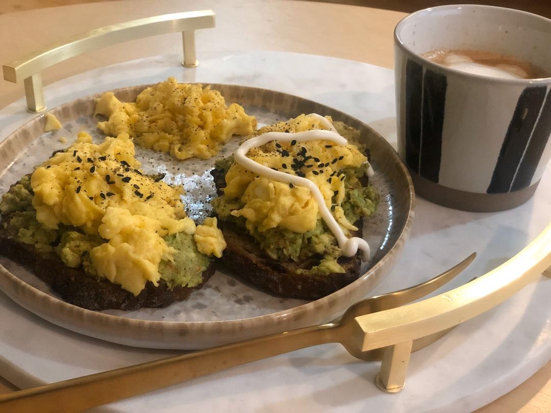 牛油果鸡蛋鸡吐司