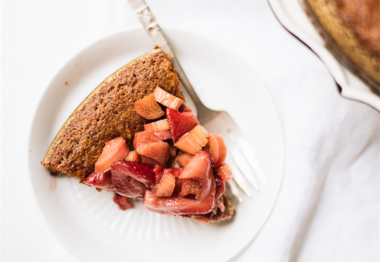 草莓&大黄 杏仁蛋糕 Almond Cake with Roasted Strawberries & Rhubarb on Top的做法