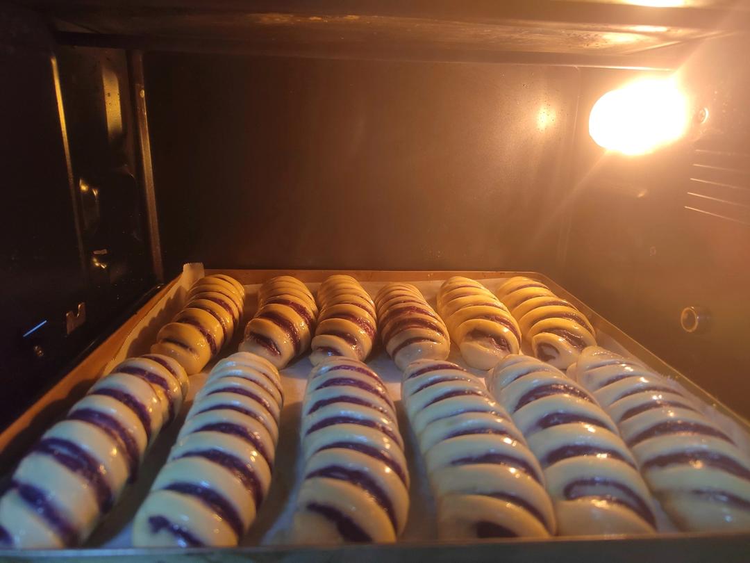 紫薯毛毛虫面包