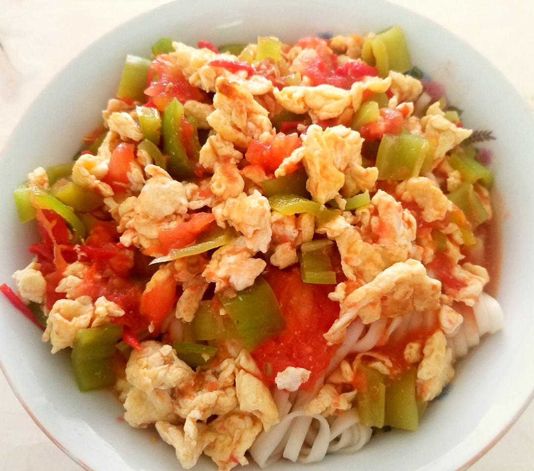 西红柿青椒鸡蛋捞面的做法