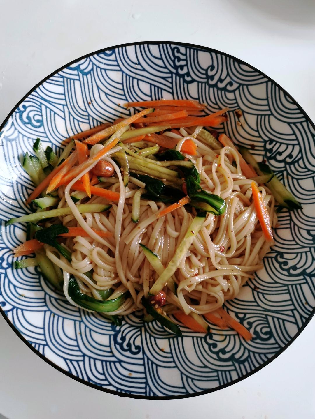 十分钟做好一盘开胃凉拌面～太好吃啦