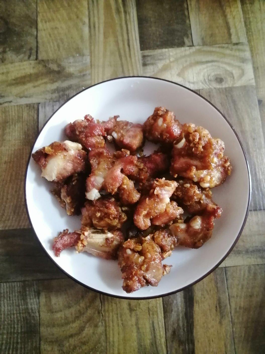 我家排骨从不红烧，加一些大蒜，出锅香喷喷，孩子吃完舔手指