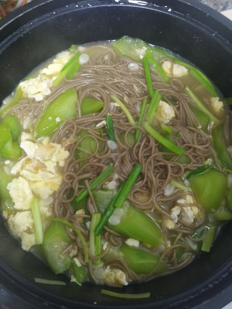 丝瓜鸡蛋汤荞麦面的做法