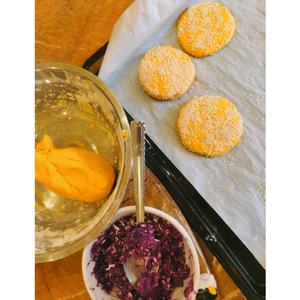 随意方便好吃の南瓜紫薯饼的做法 步骤2