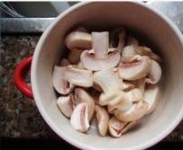 土豆蘑菇腊味饭的做法 步骤3