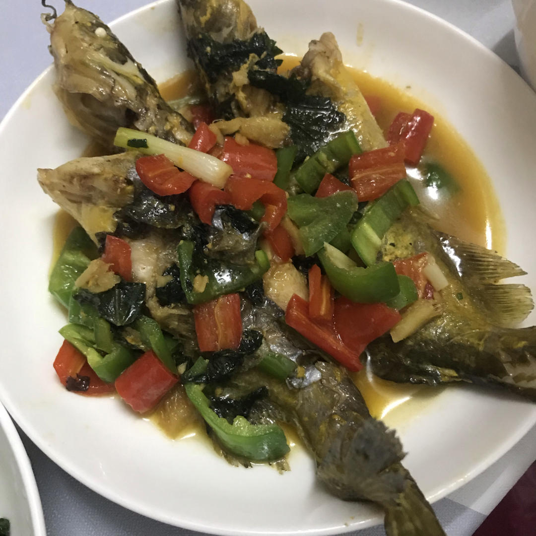 闷个黄骨鱼，黄丫头，黄鸭叫，家常简单味的！