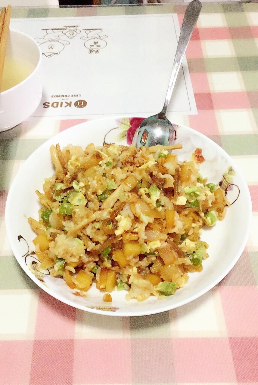 土豆苦瓜鸡蛋咸菜丝炒饭（一人份）