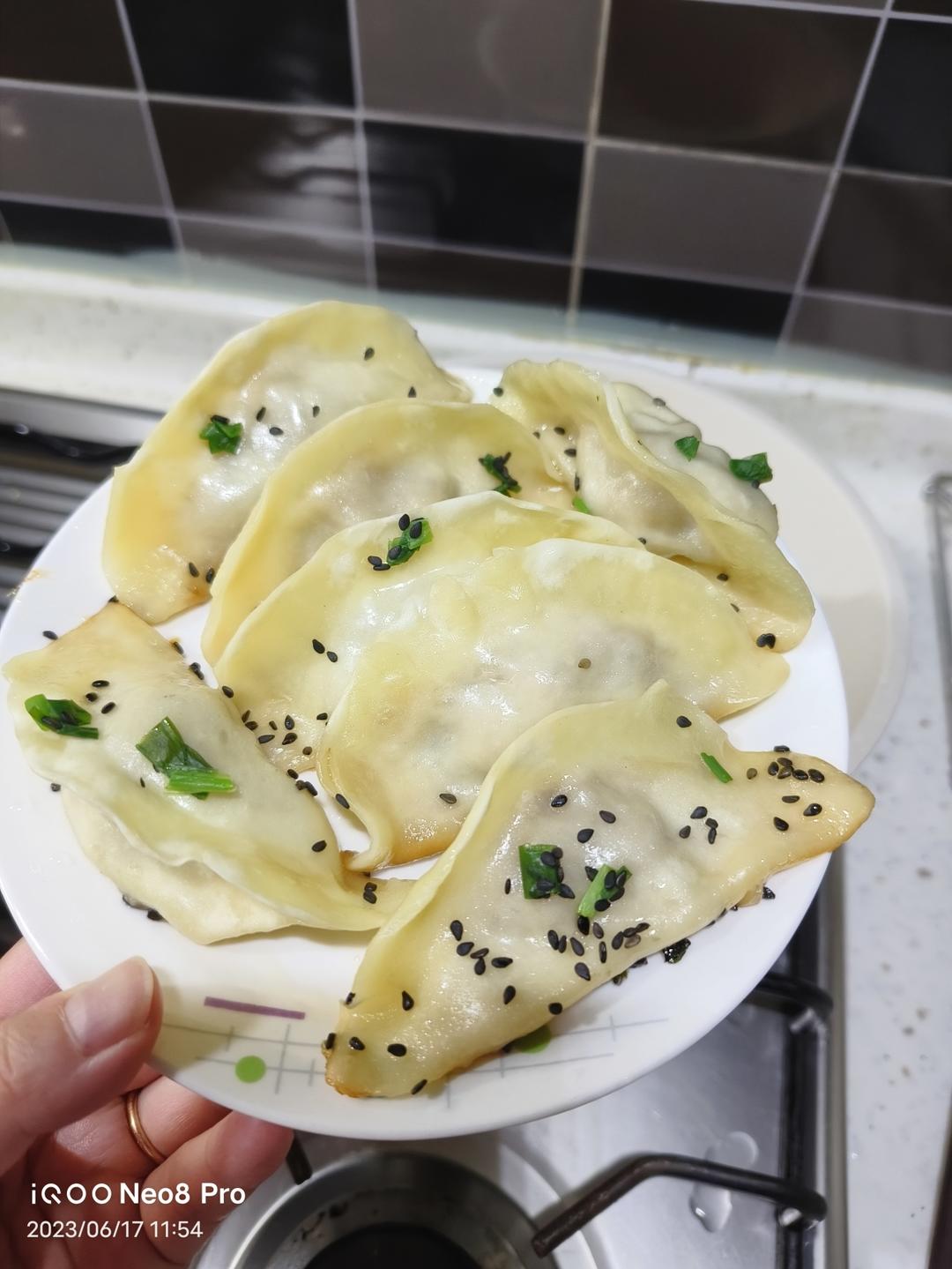 12+ 猪肉鲜虾锅贴，外皮酥脆香气扑鼻，一锅不够吃！