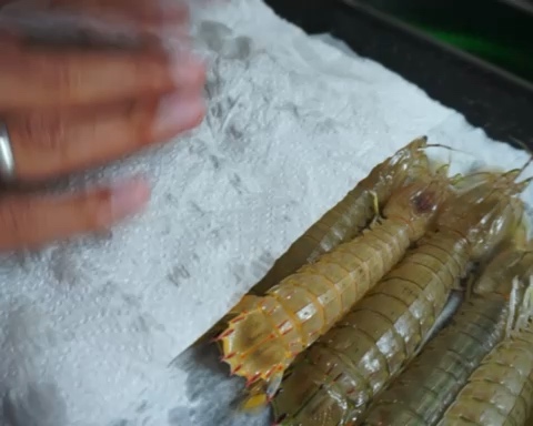 椒盐皮皮虾的做法 步骤2