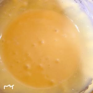 戚风蛋糕（可做生日蛋糕胚子，附带超详细的打发蛋白步骤，含6寸8寸10寸原味配方和可可红丝绒抹茶配方）的做法 步骤6