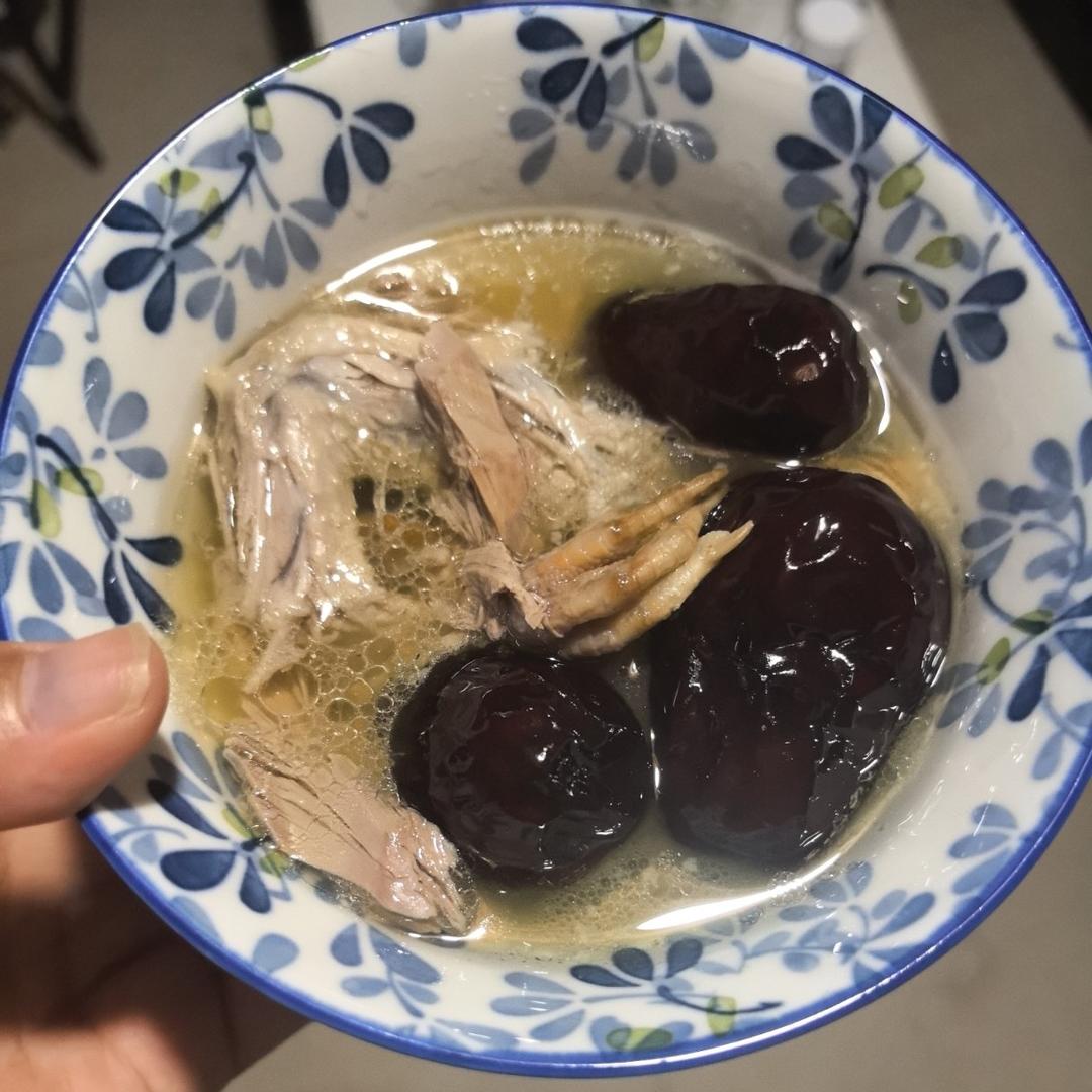 冬季女性温补汤：铁皮石斛红枣鸽子汤