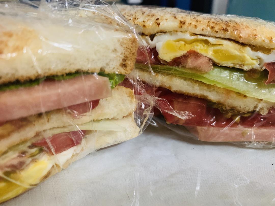 鸡蛋火腿三明治，早餐好伙伴