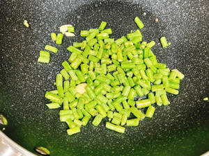 橄榄菜炒豆角 超快手家常菜的做法 步骤2