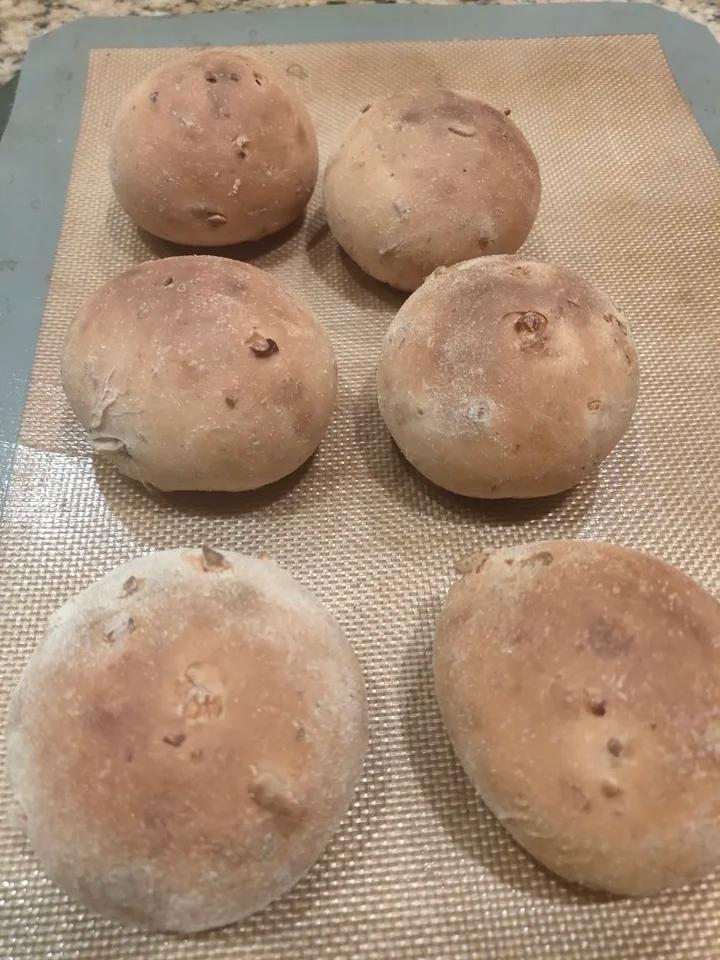 烫种黑芝麻盐面包