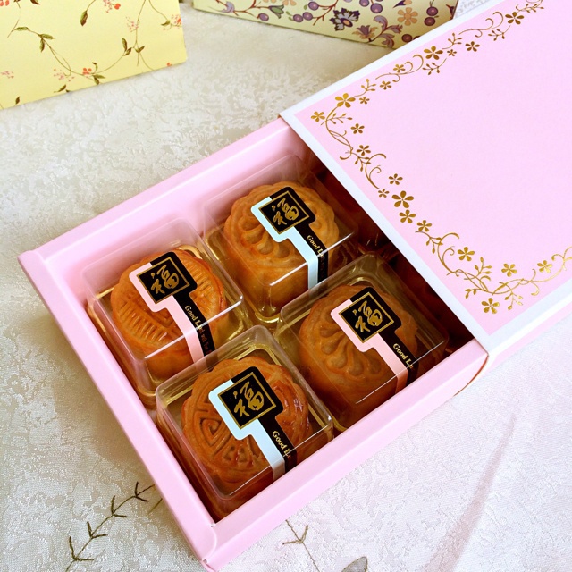 广式蛋黄莲蓉月饼