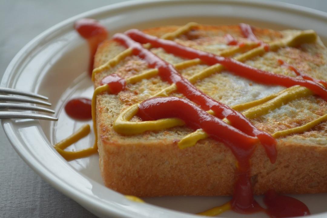 土司煎蛋 Egg-in-a-hole