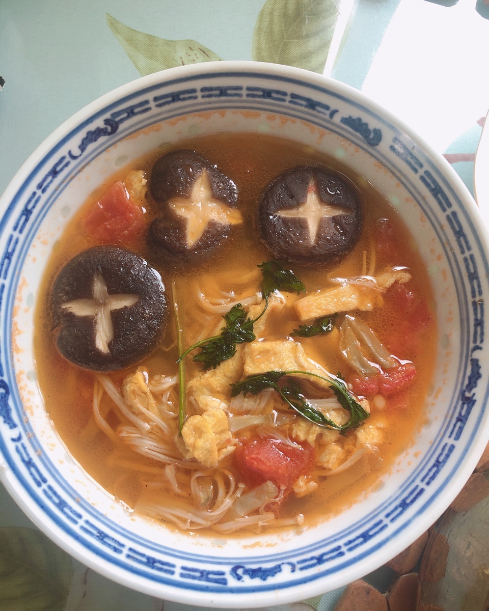 西红柿菌菇豆腐汤