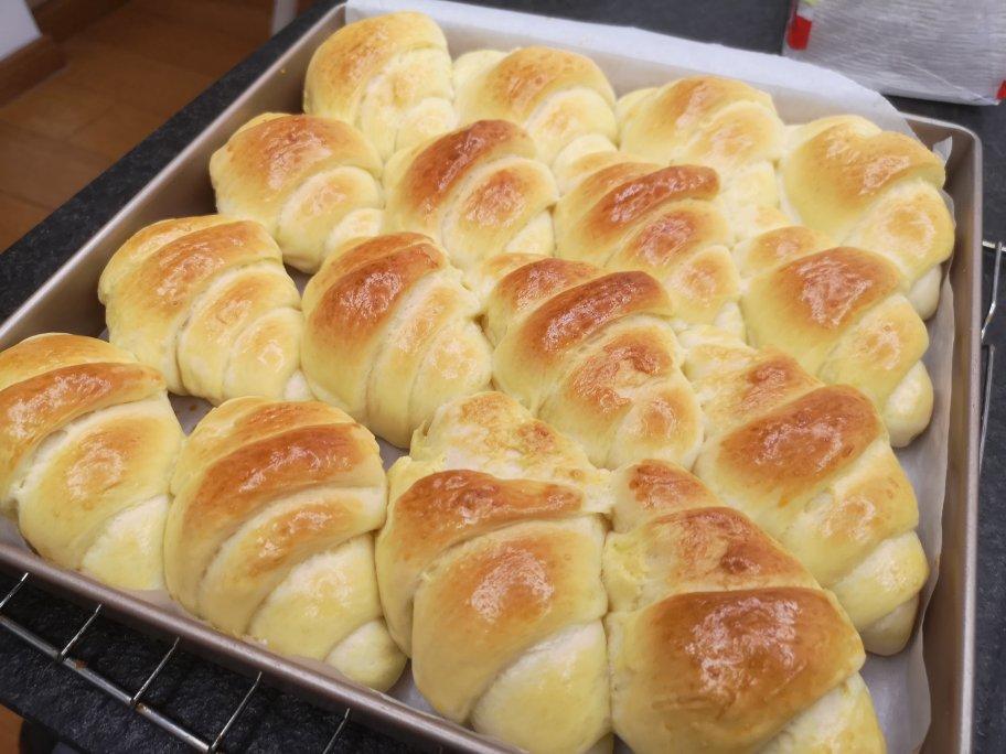 又香又软又拉丝，咬一口奶香十足！超治愈的淡奶油波兰种小餐包