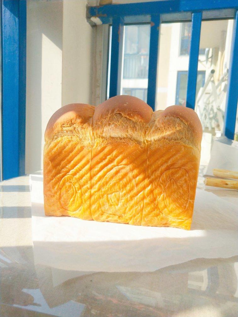 爆发力惊人的蜂蜜海盐双蛋吐司（天然酵种）（一次发酵）