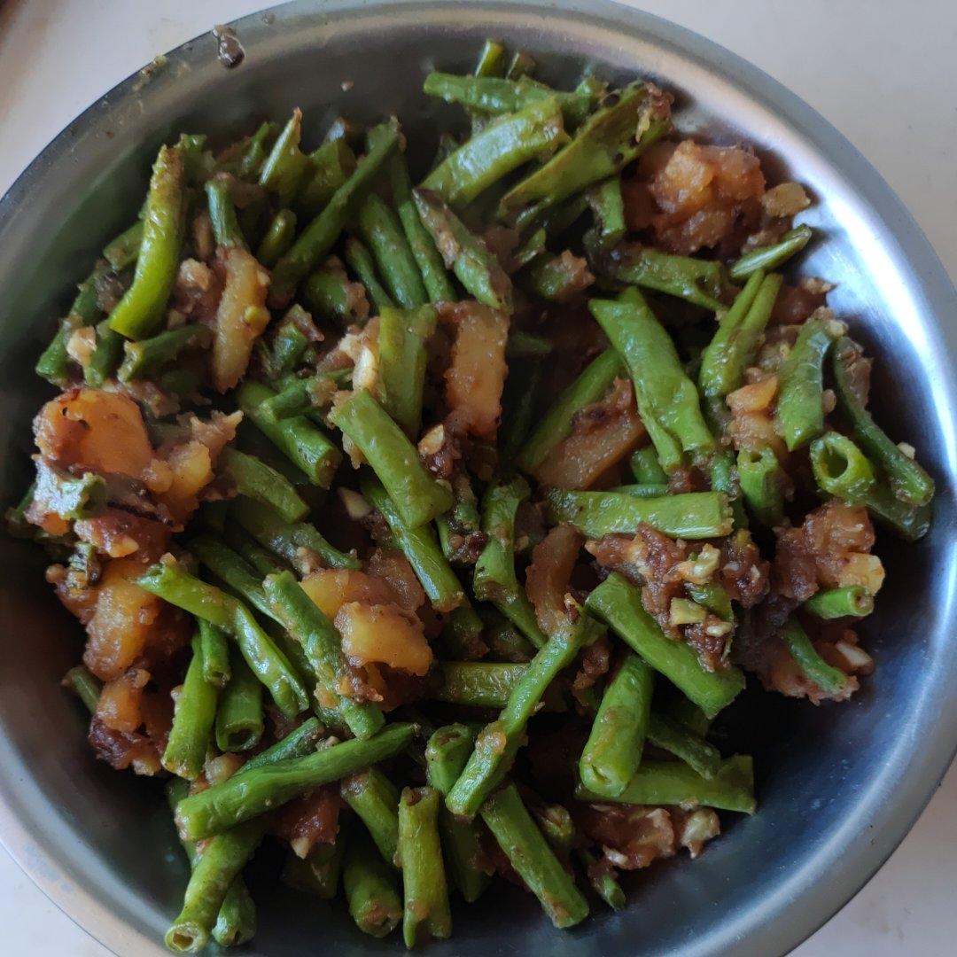 豇豆炒土豆是很神奇的一道菜, 没有一丁点肉, 却好吃到爆