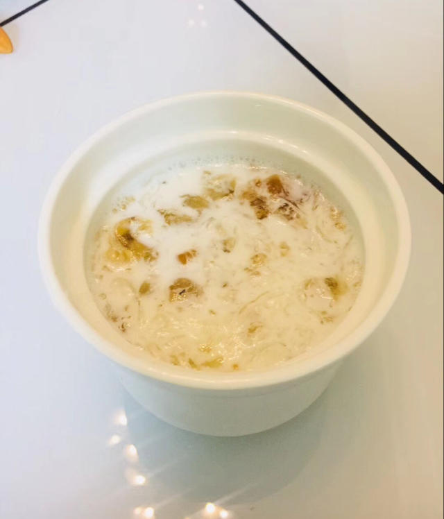 牛奶桃胶炖燕窝