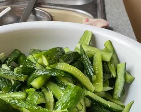 三伏天的开胃菜：腌糖醋黄瓜