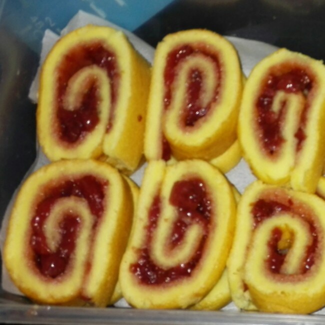 草莓酱蛋糕卷